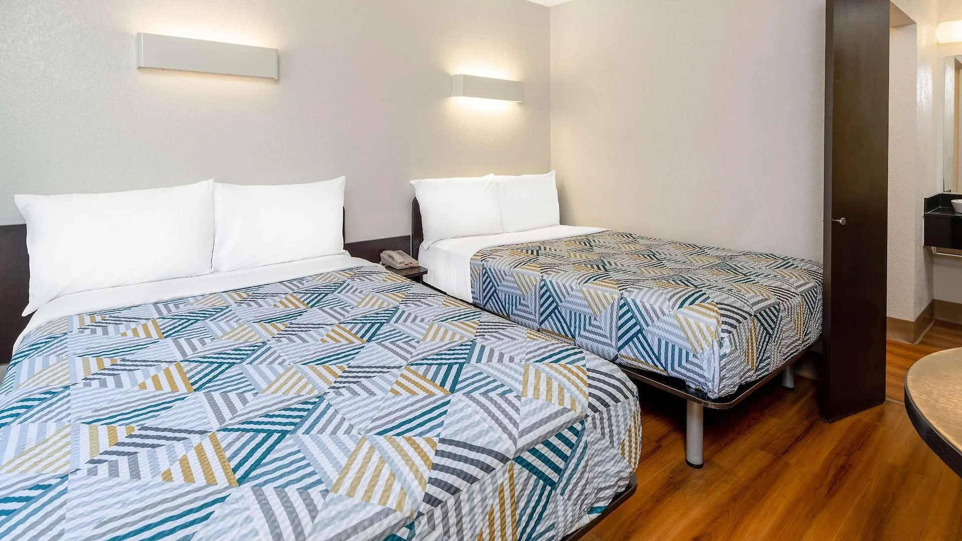 Hotel 6-santa Barbara, Ca - State Street