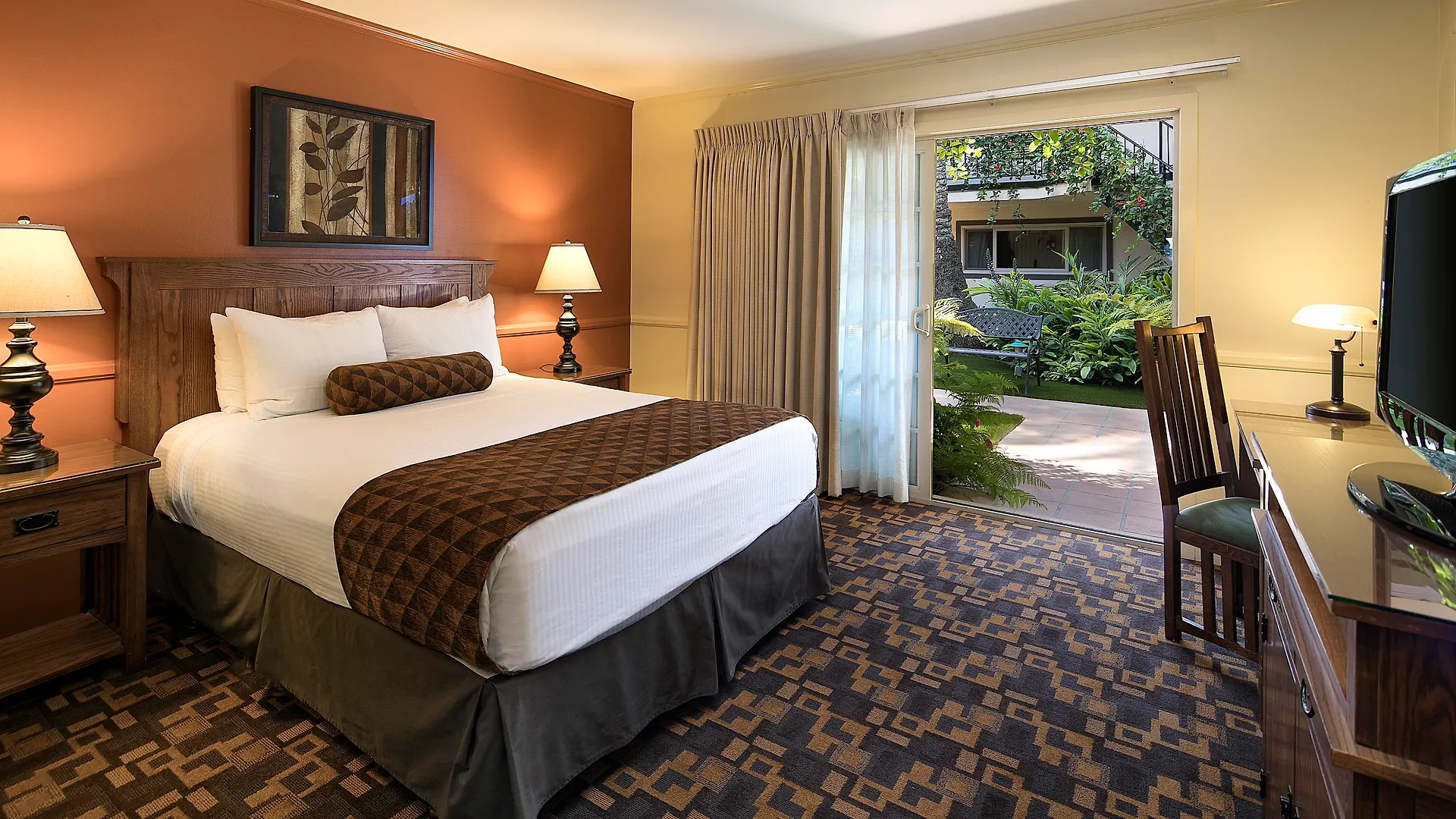 Hotel By The Harbor