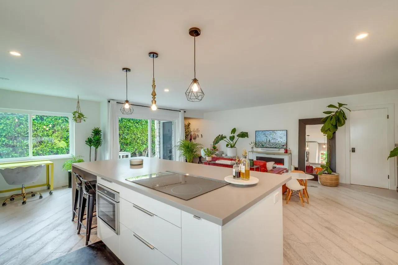 Chic Vacation With Patio! Apartment *