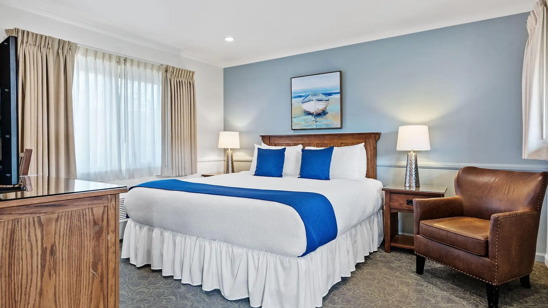 Hotel By The Harbor 3*