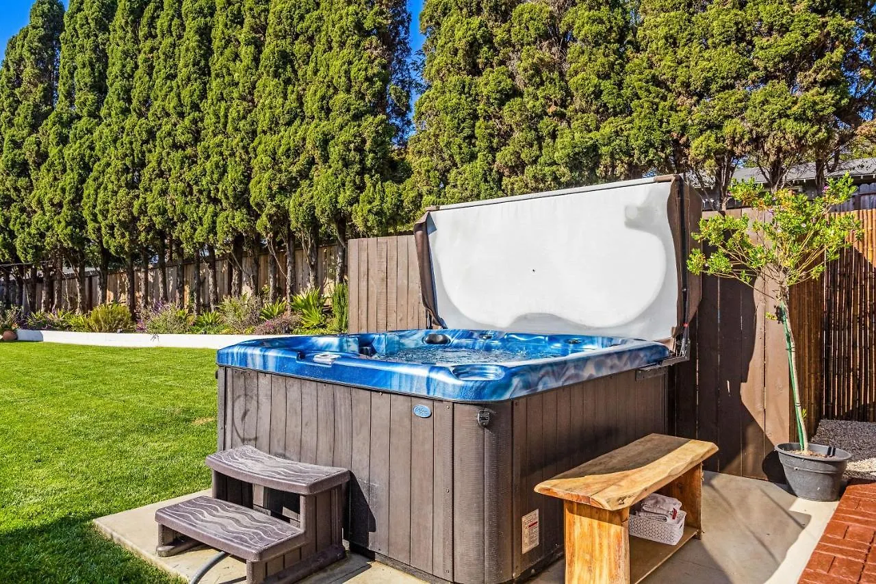 بيت للعطل Hummingbird Haven