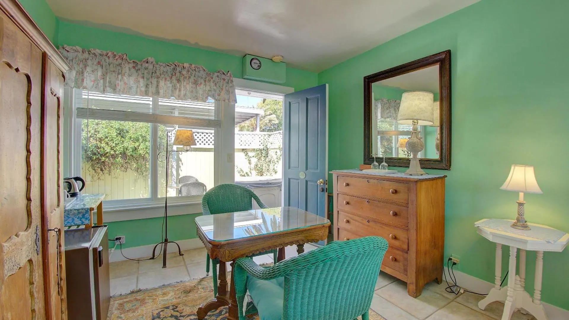 Secret Garden & Bed and breakfast