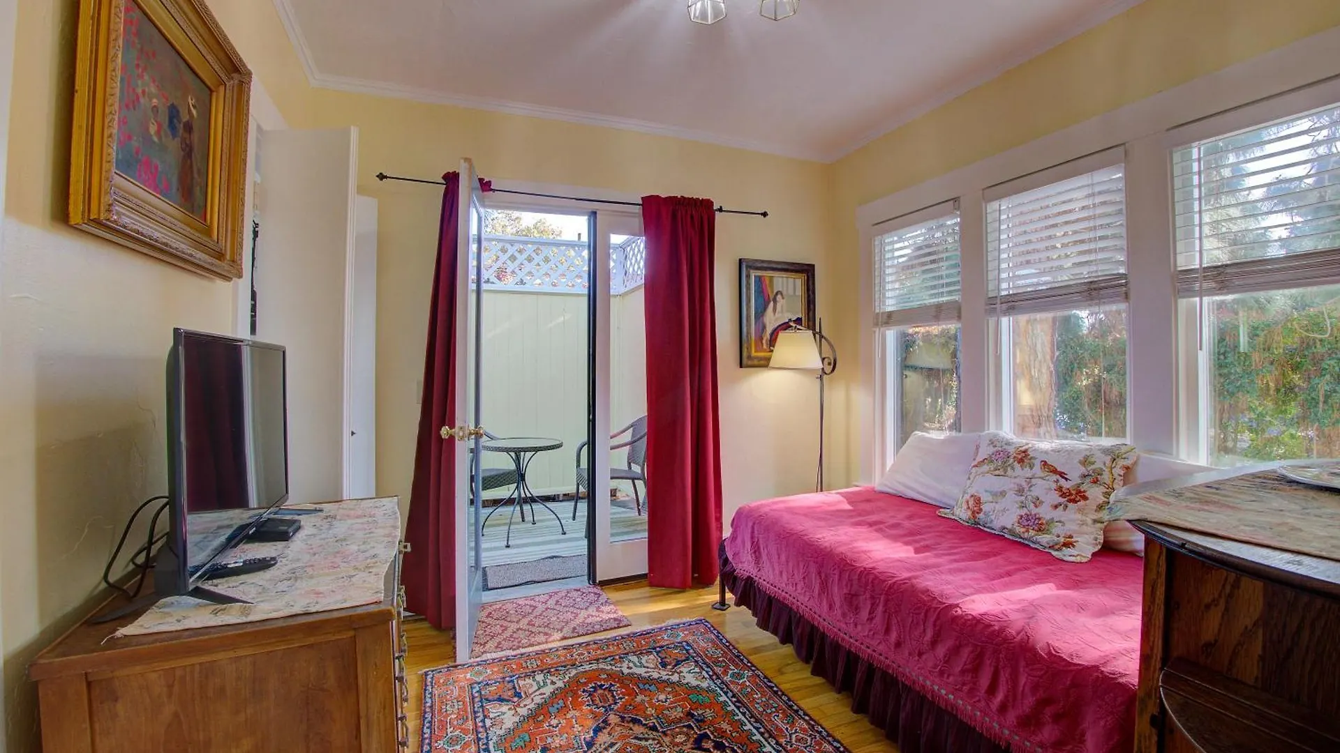 Secret Garden & Bed and breakfast