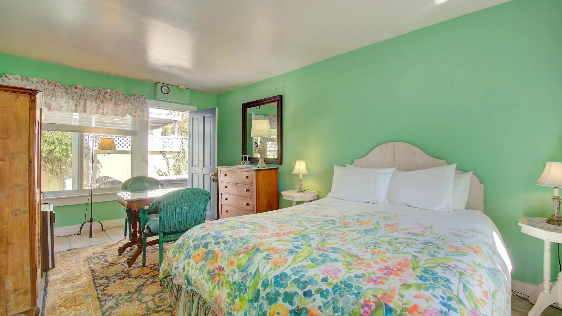 Secret Garden & Bed and breakfast 2*