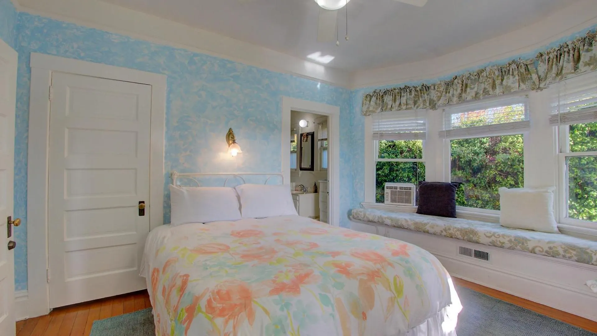 Secret Garden & Bed and breakfast 2*