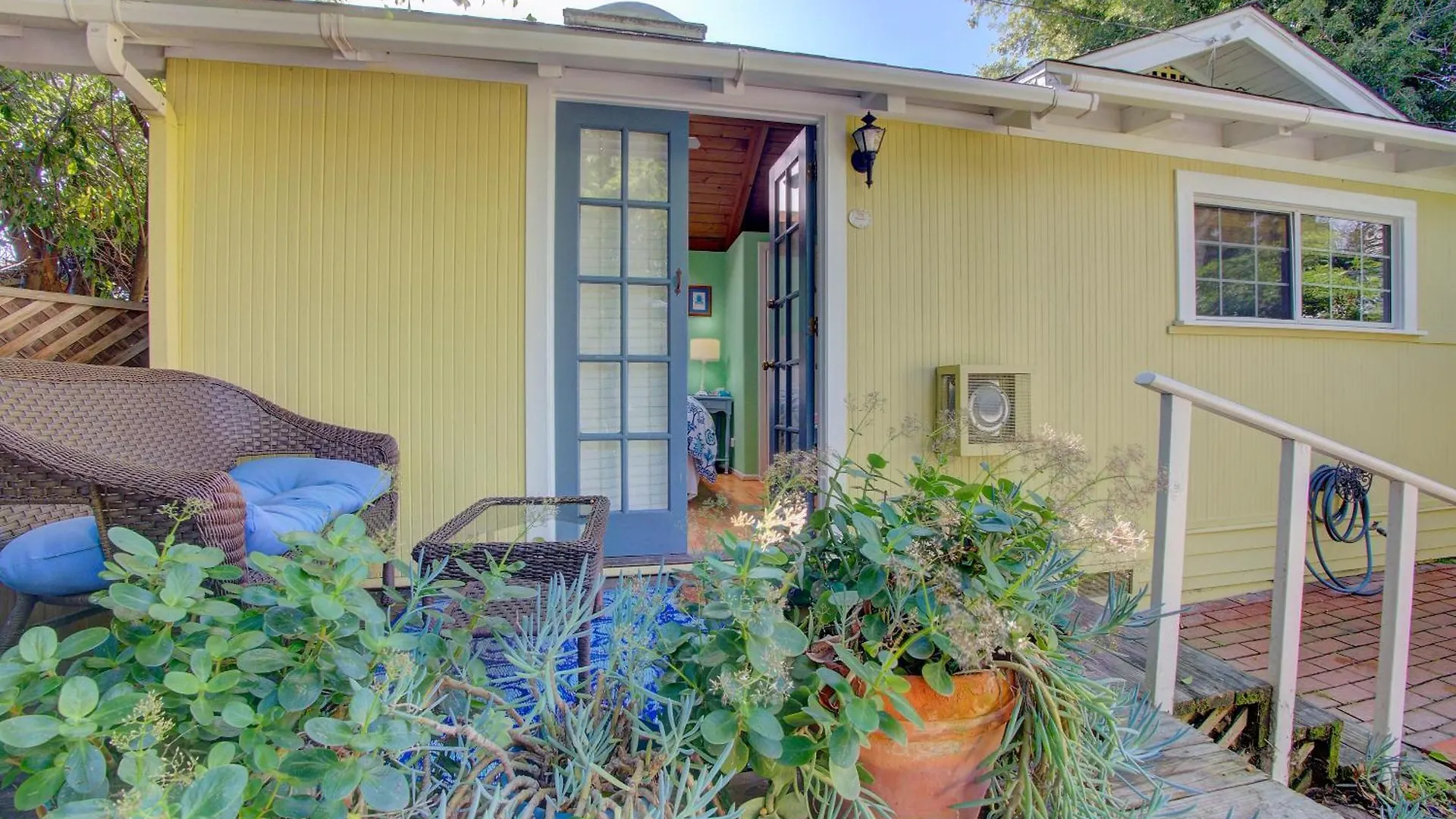 Secret Garden & Bed and breakfast 2*