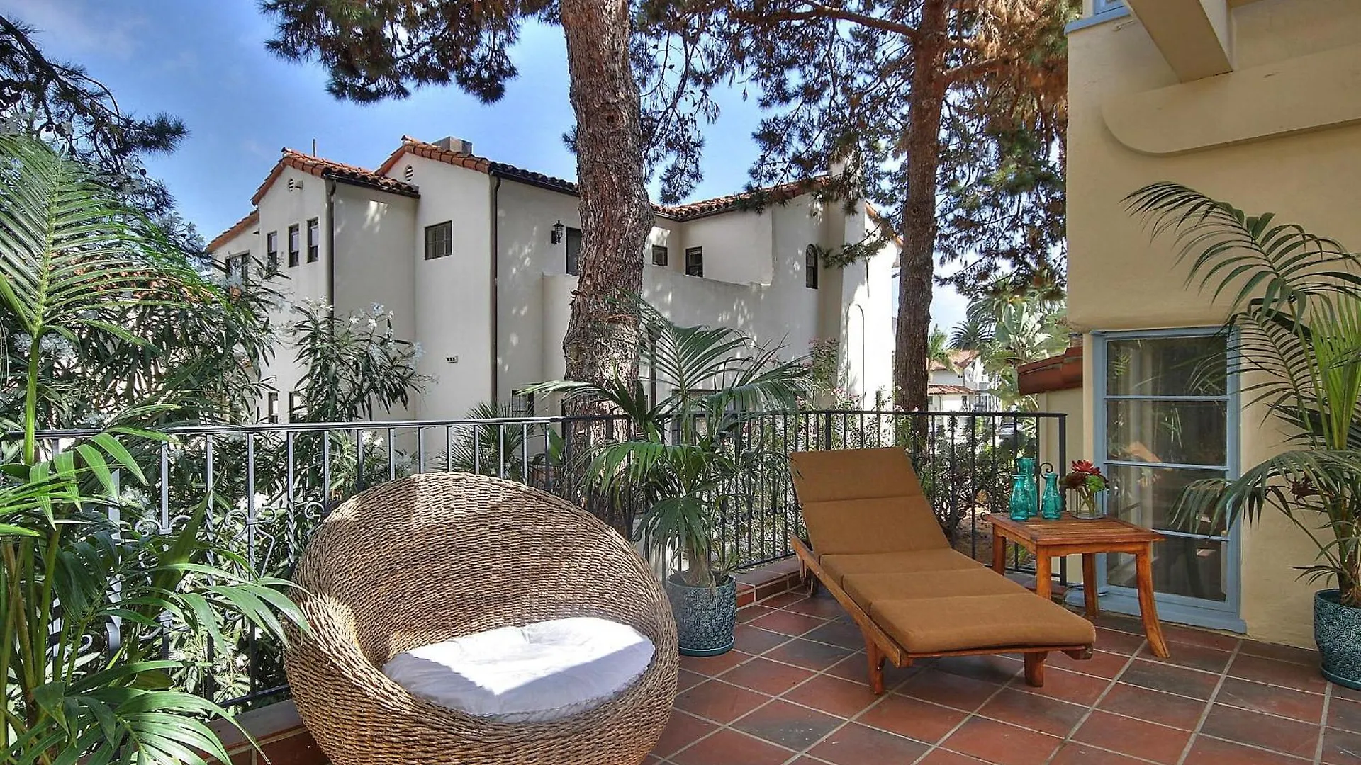 Villa West 1 *