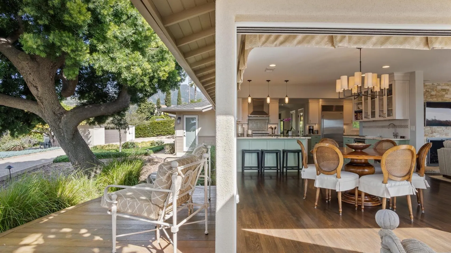 Private Estate Above Foothill Road Holiday home