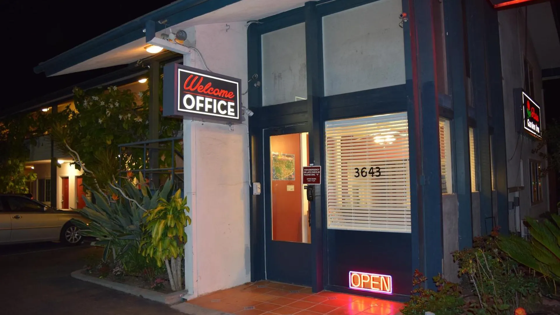 Rose Garden Motel 2*