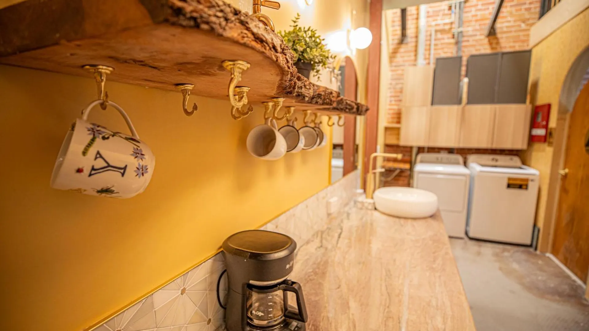 Social - Santa Barbara's First On State Street Hostel Santa Barbara
