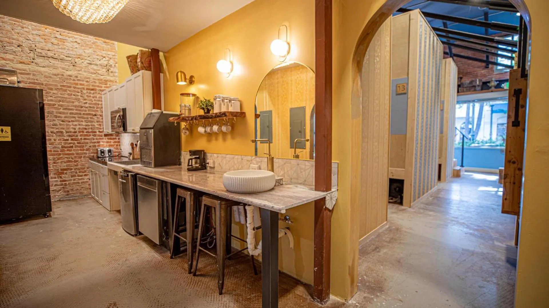 Social - Santa Barbara's First On State Street Hostel *