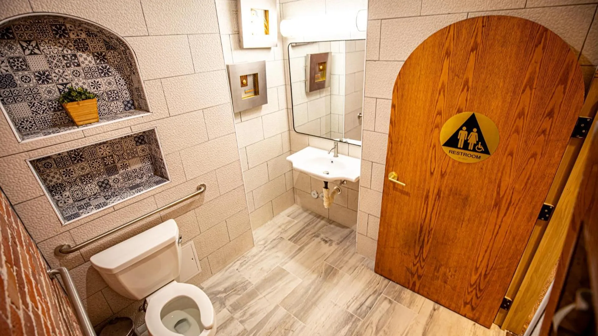 Social - Santa Barbara's First On State Street Hostel Santa Barbara