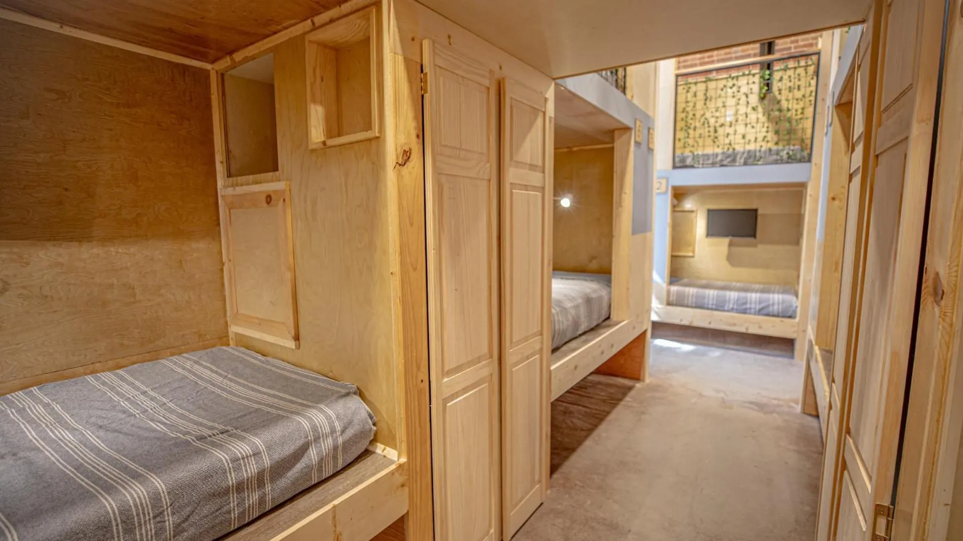Social - Santa Barbara's First On State Street Hostel Santa Barbara