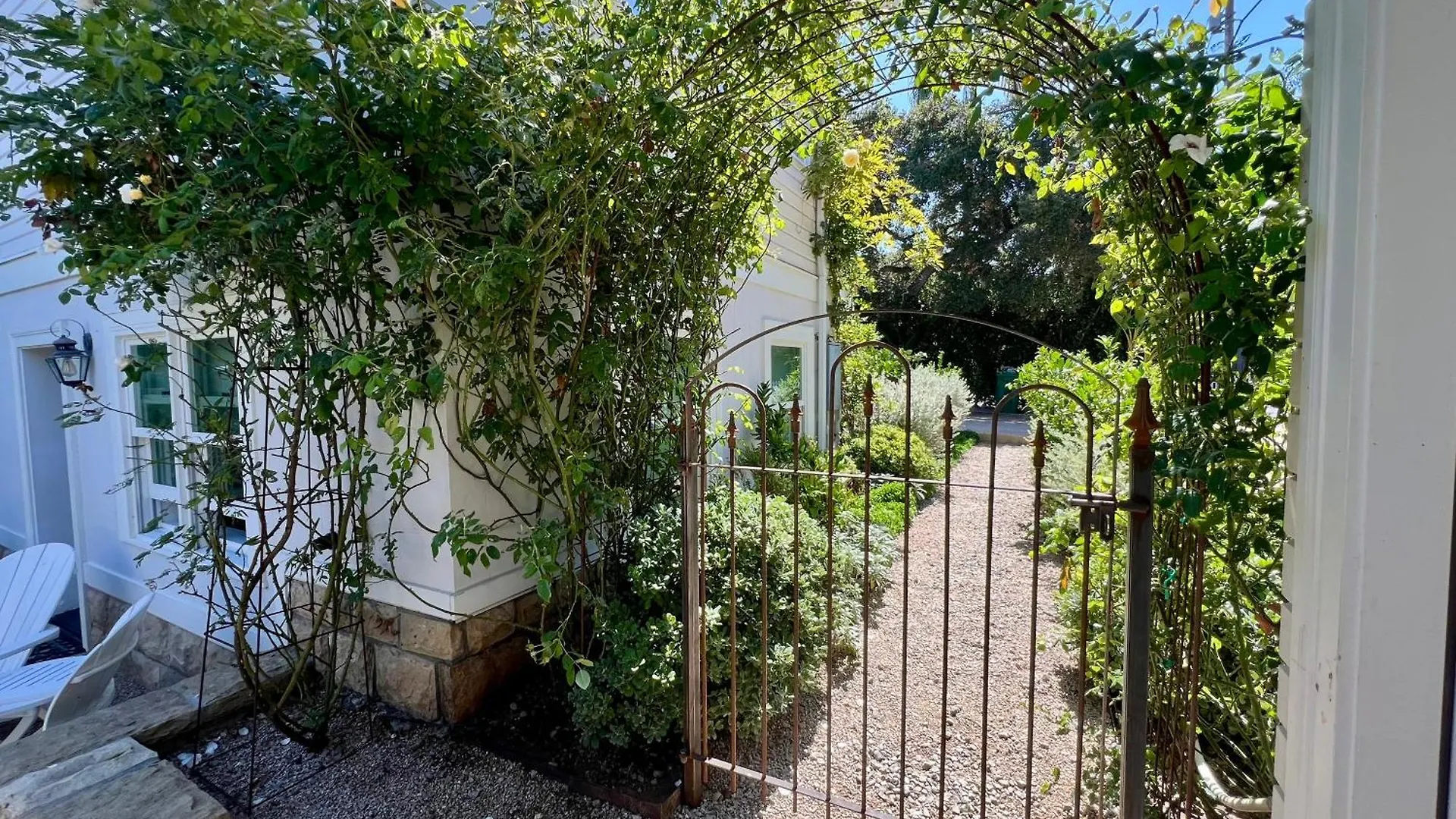 Pied-a-terre Courtyard Luxury Guest * Santa Barbara