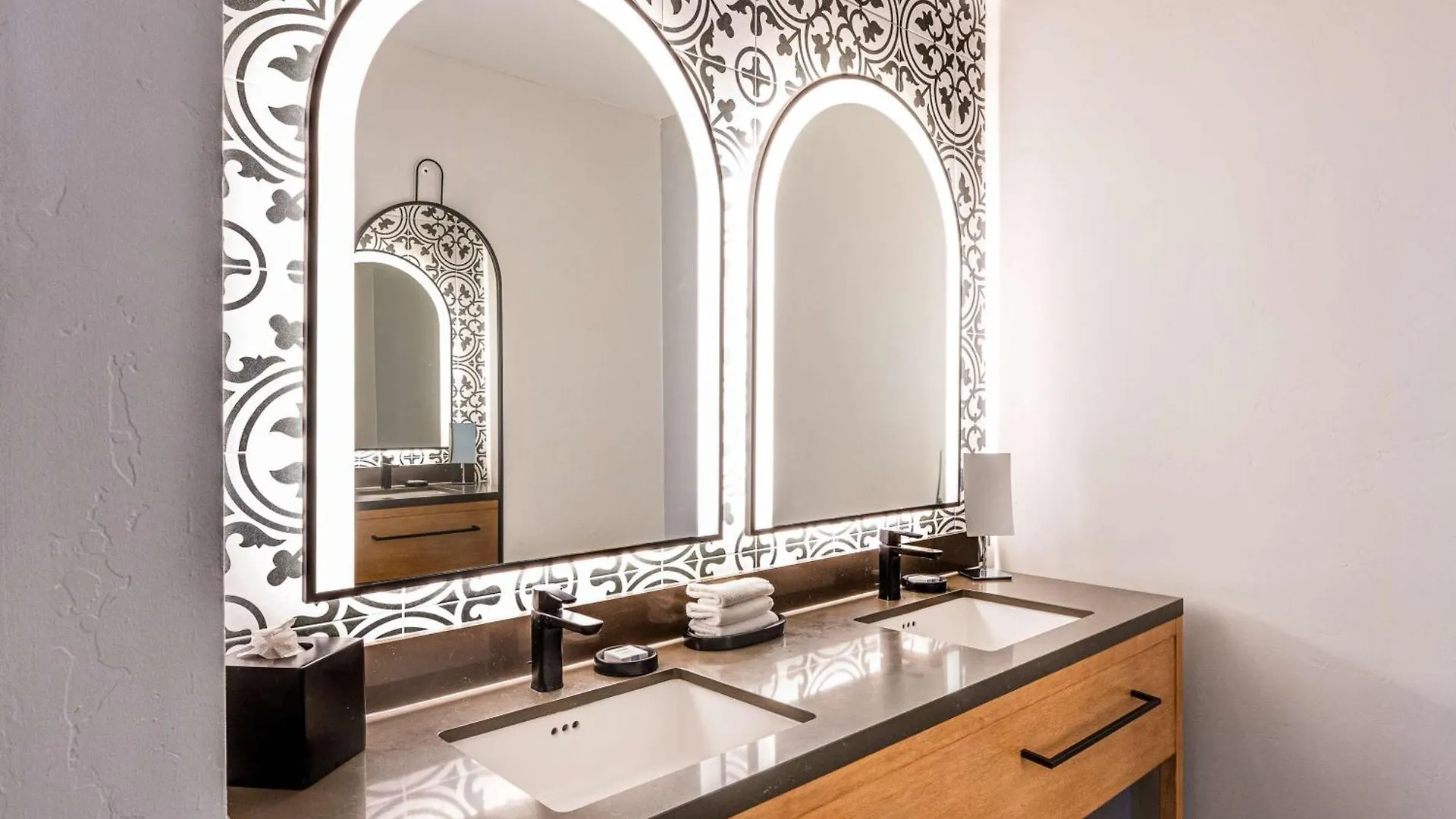 Virginia Santa Barbara, Tapestry Collection By Hilton Hotel 4*