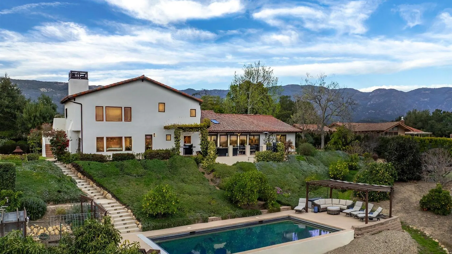 Luxury Atop The Hills Holiday home