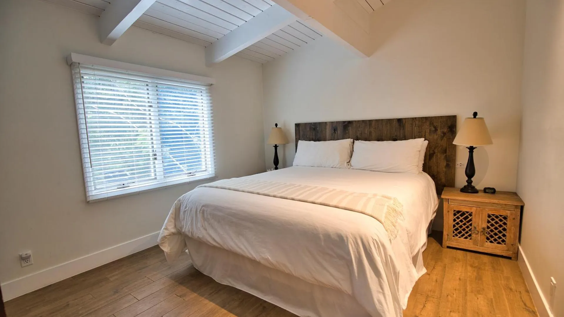 Hotel Circle Bar B Guest Ranch 4*
