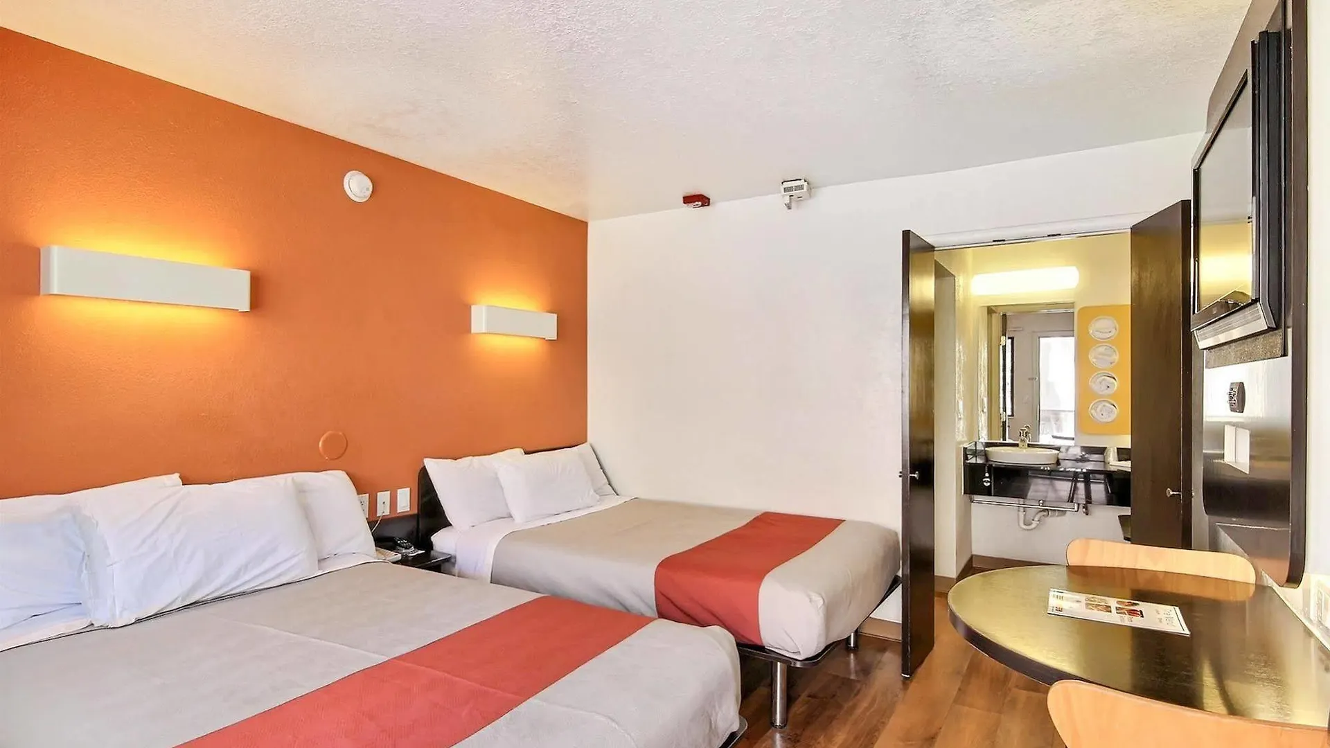 Hotel 6-santa Barbara, Ca - State Street