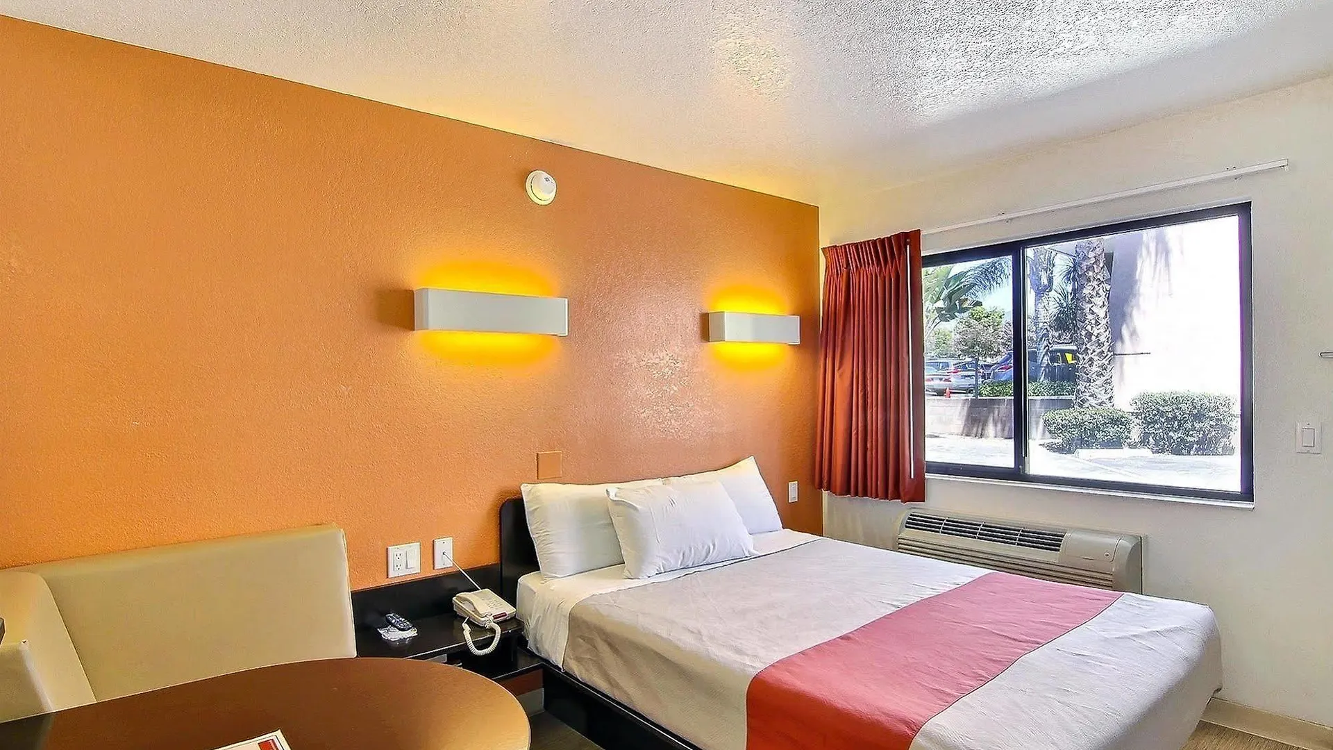 Hotel 6-santa Barbara, Ca - State Street
