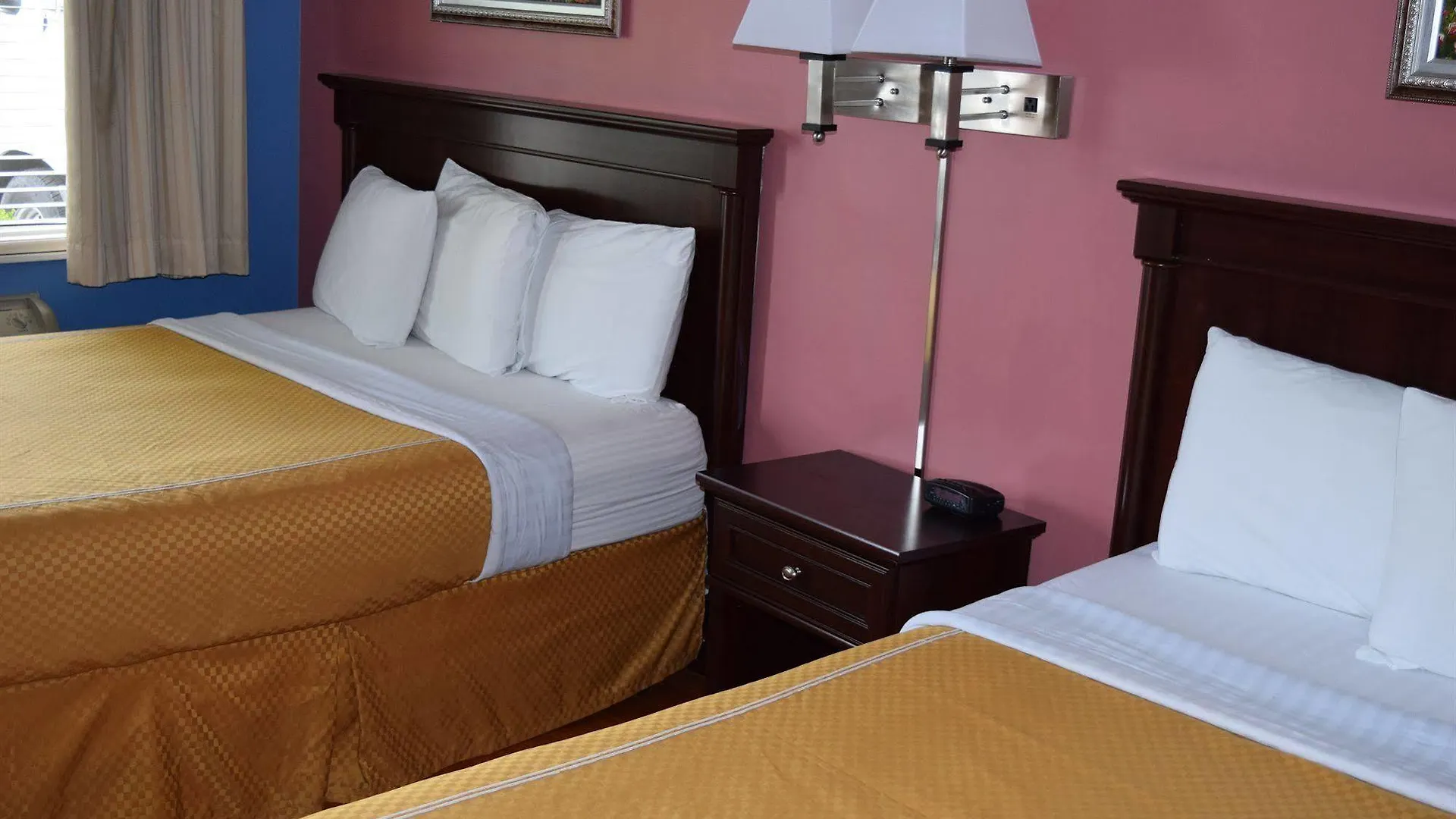 Rose Garden Motel 2*