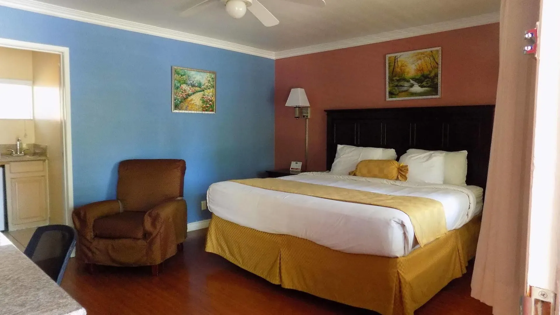 Rose Garden Motel 2*