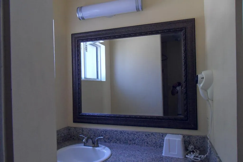 Rose Garden Motel 2*
