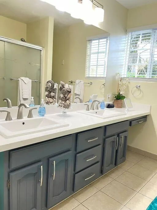 Апартаменты Serenity Large 1-bedroom Guest Apt. *