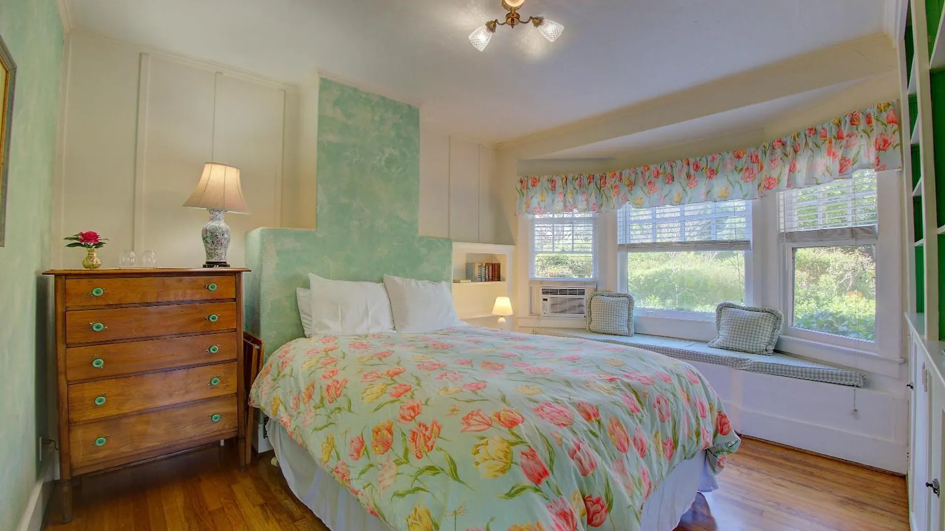 Secret Garden Inn&cottages 2*