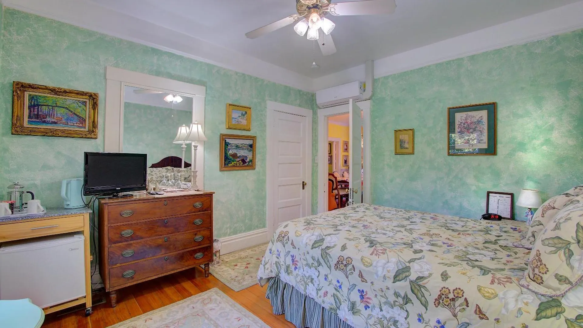 Secret Garden Inn&cottages Bed & Breakfast Santa Barbara