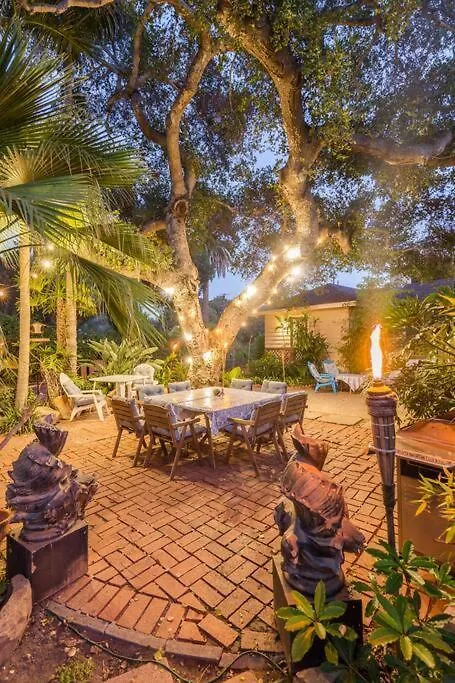 Holiday home Under The Oaks