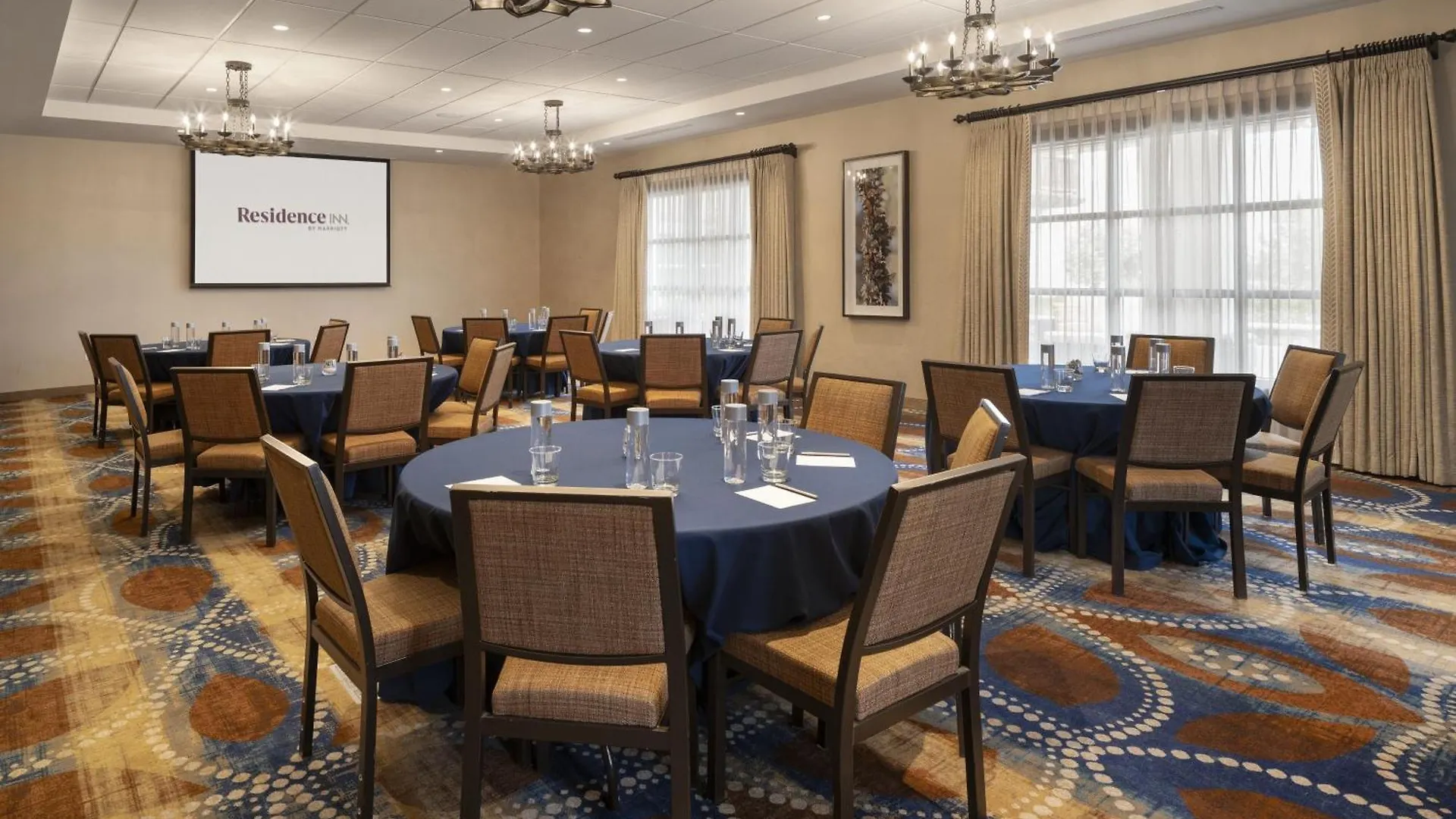 Hotel By Marriott Goleta
