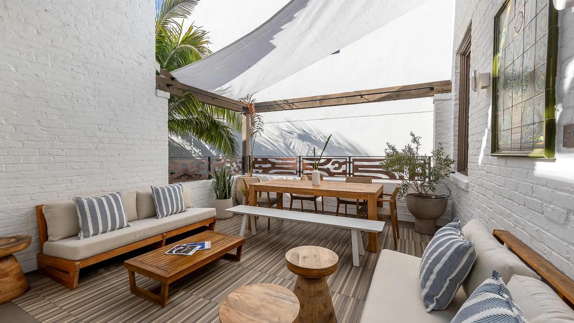 Riviera House Отель