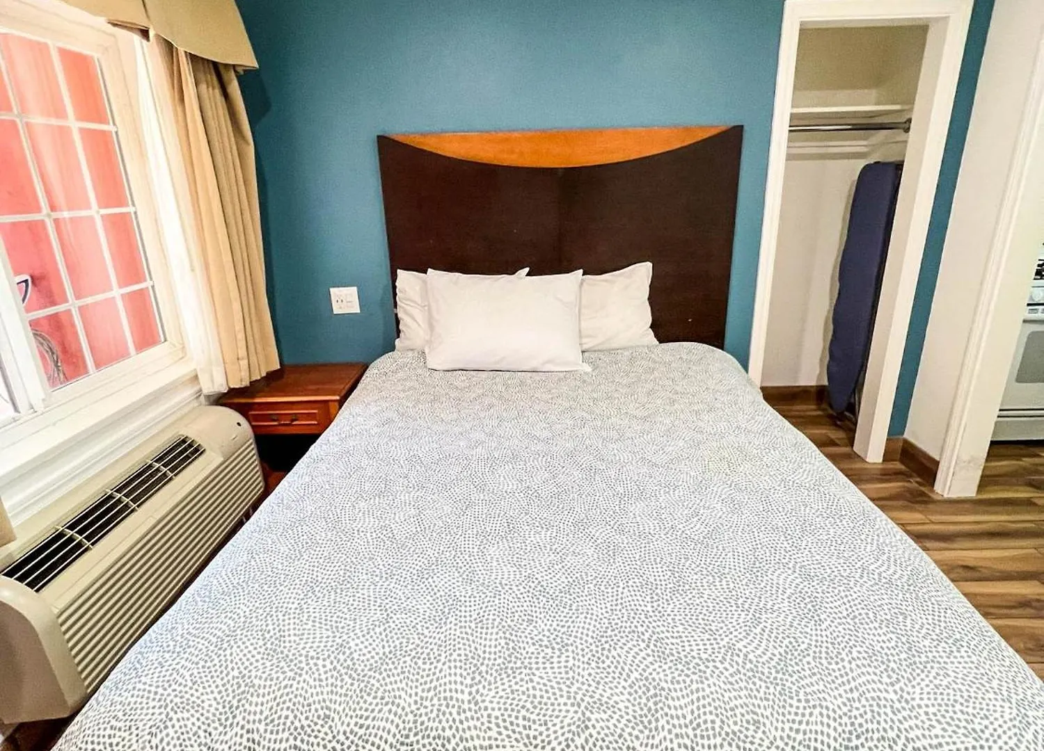 Town And Country Motel 2*