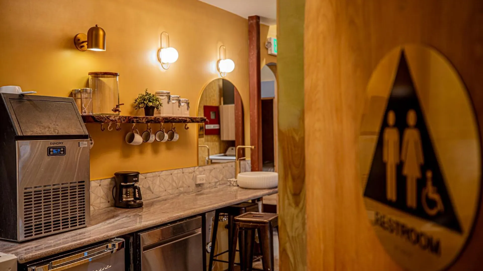 אכסניה Social - Santa Barbara's First On State Street