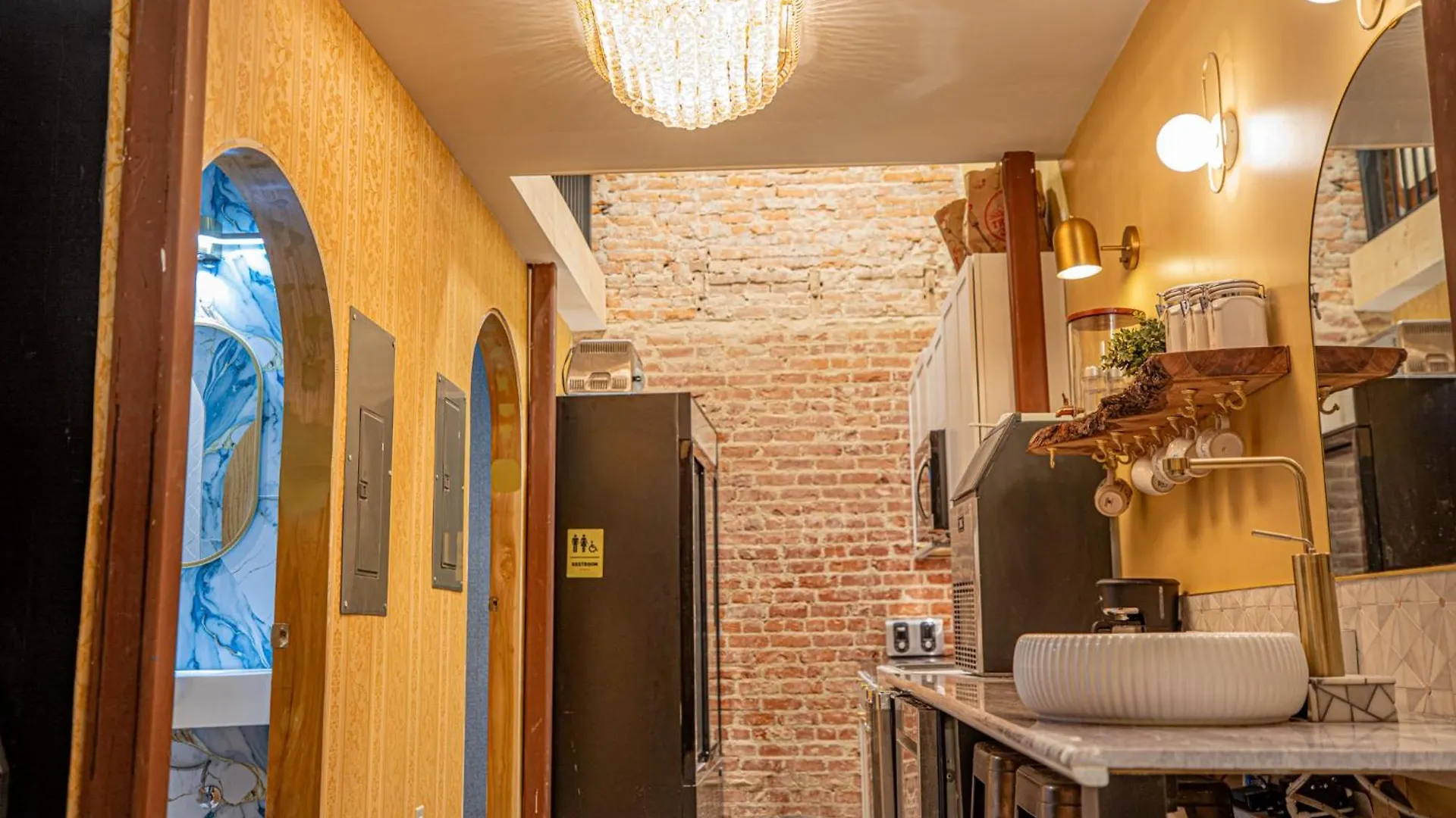 Social - Santa Barbara's First On State Street Hostel Santa Barbara
