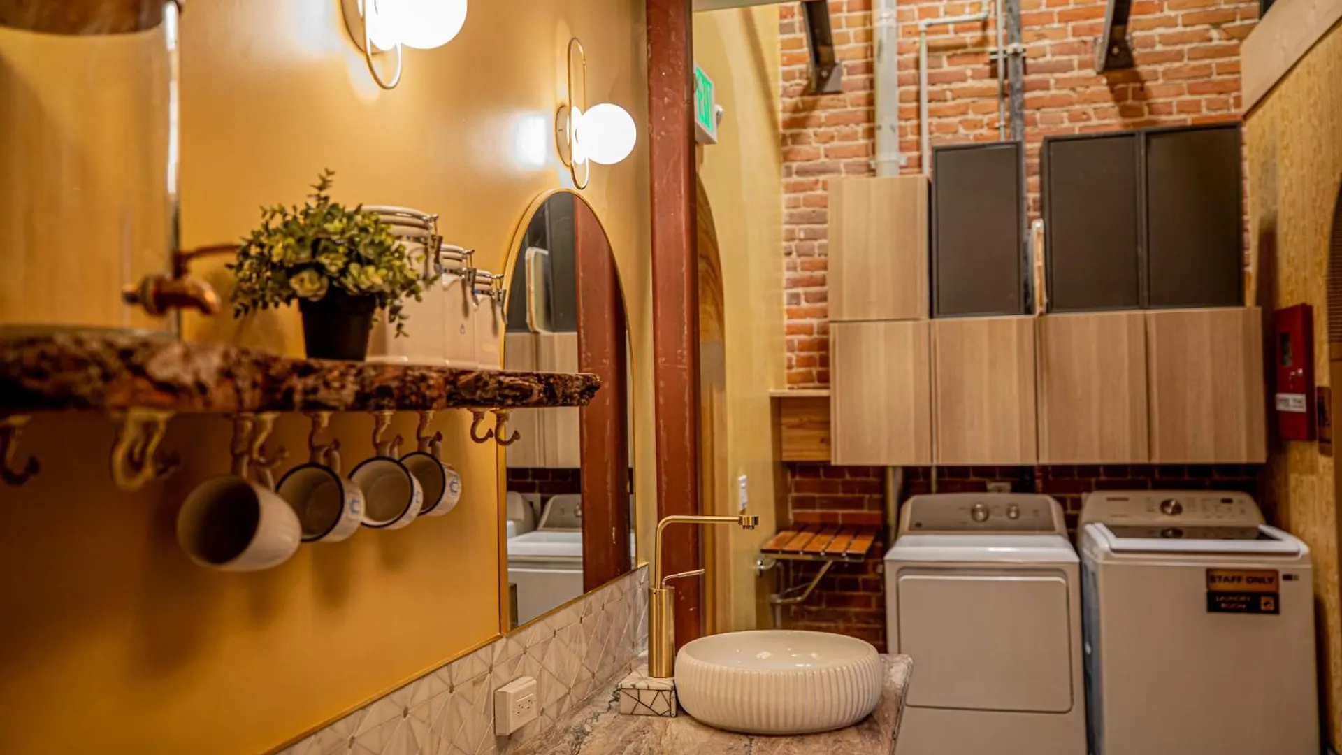 Social - Santa Barbara's First On State Street Hostel