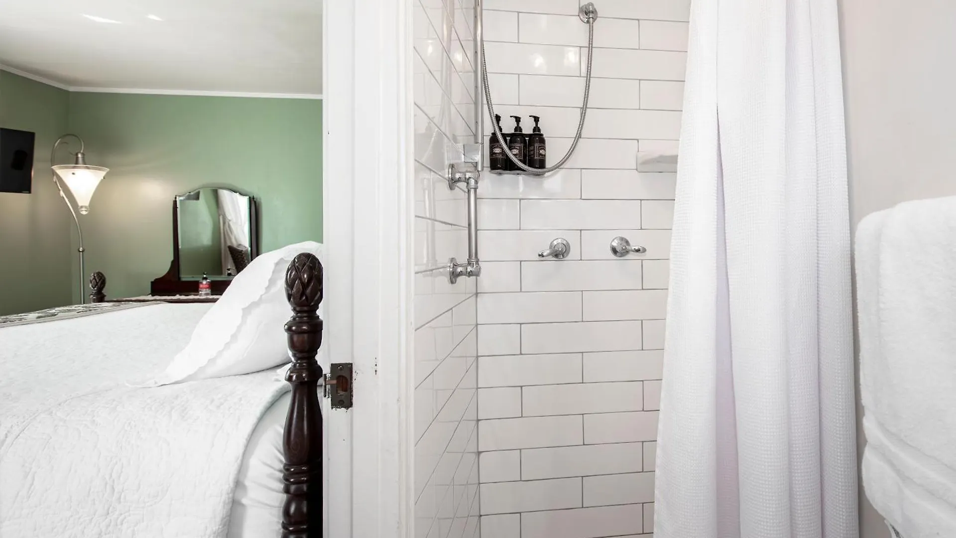 Bath Street 4*