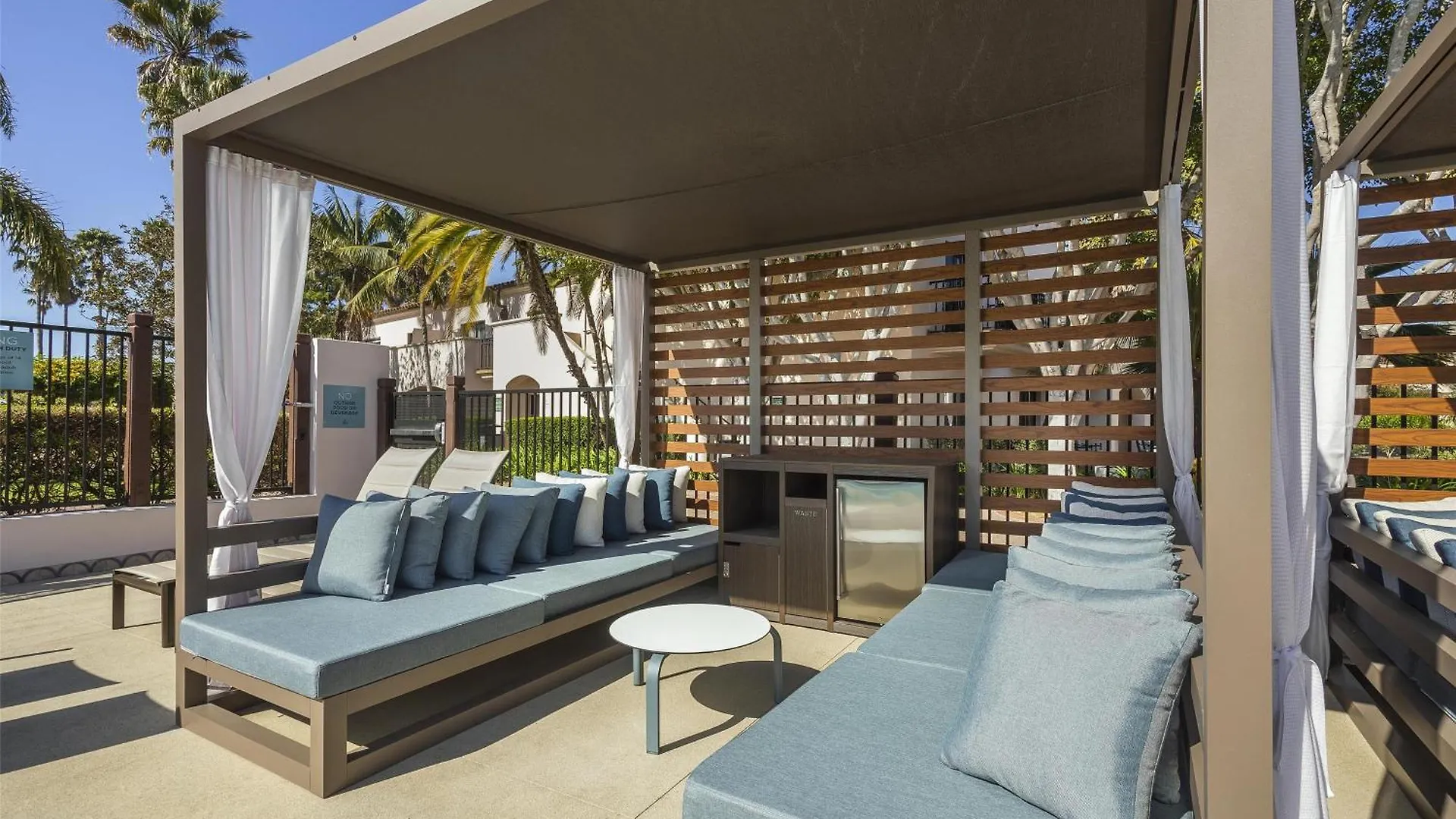 Hilton Beachfront Курортный комплекс