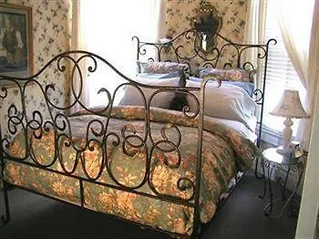 A White Jasmine Couette-café 3*