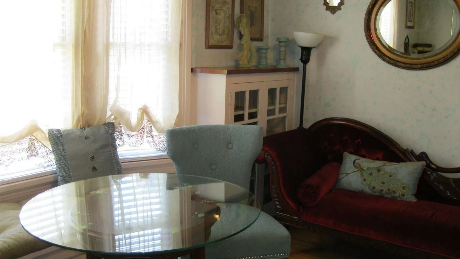A White Jasmine Couette-café 3*