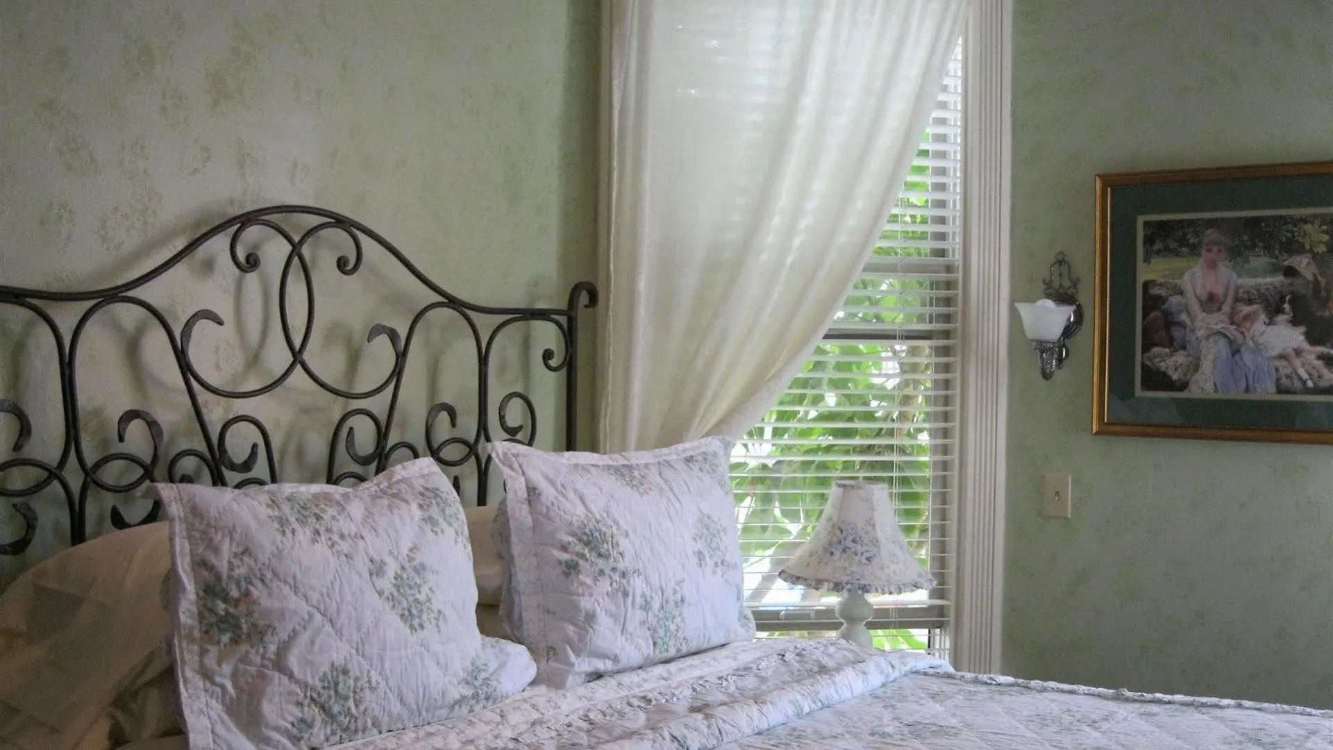 A White Jasmine Couette-café
